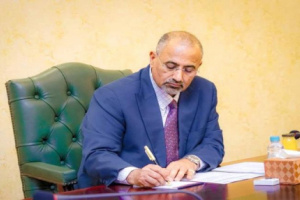 زعلان من عيدروس لأنه أخذ المساجين والمليارات والغاز وسيولة البنك المركزي