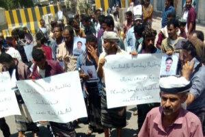 غضب عسكري يتفجر أمام معاشيق.. ضباط بارشيد يصعّدون ضد الإقصاء ووقف الرواتب