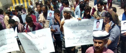 غضب عسكري يتفجر أمام معاشيق.. ضباط بارشيد يصعّدون ضد الإقصاء ووقف الرواتب