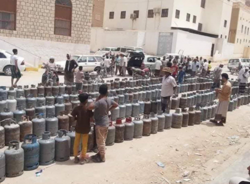 لماذا يُحكم على الجنوب بالظلام والجوع وتردي الخدمات.. اتهامات بسياسة تمييز في توزيع الثروات والخدمات 