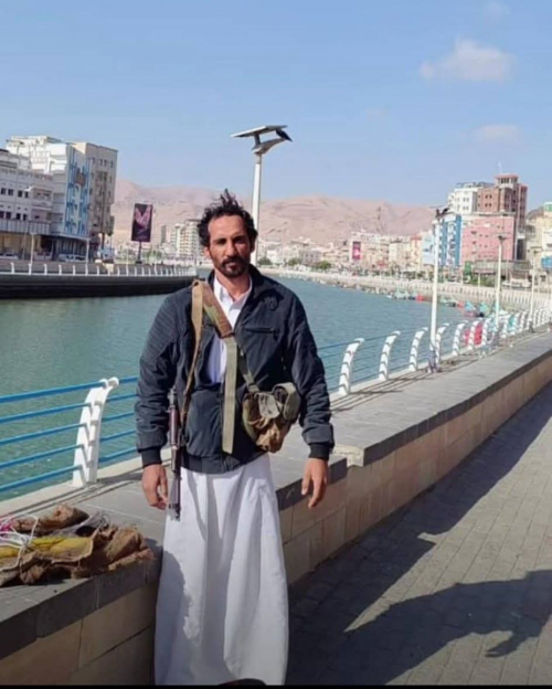 "مسلح يمني في خور المكلا يثير الجدل".. تساؤلات عن ازدواجية حمل السلاح في حضرموت