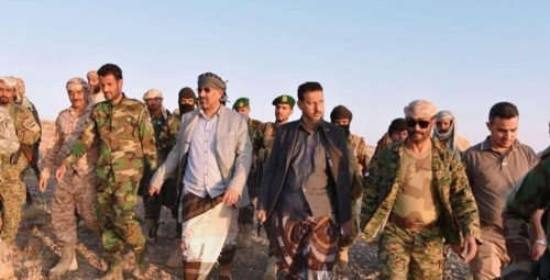 الرئيس الزبيدي على خط النار ... ويتفقد الجنود الأبطال على حدود يافع مع اليمن 