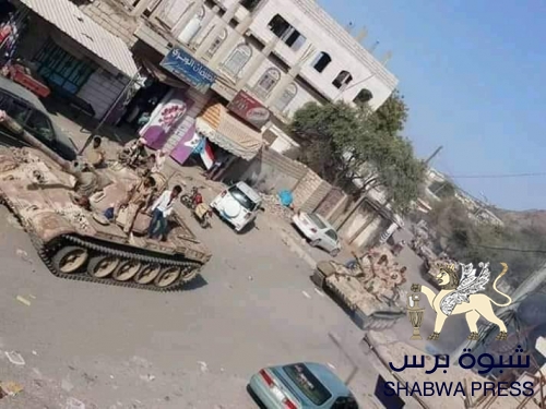 القوات الجنوبية تحرر معسكر “القوات الخاصة” في قعطبة وتلاحق عناصر المليشيات الهاربة