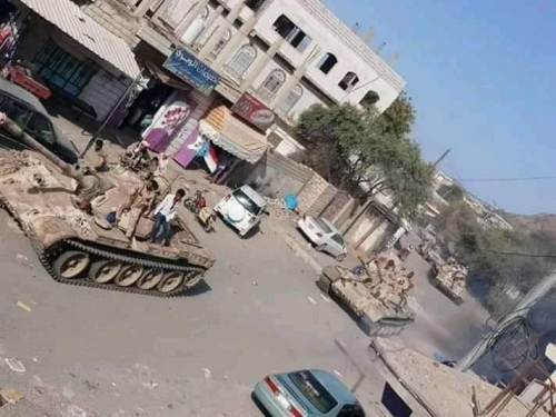 قوات الصاعقة والحزام الأمني تحرر مواقع في معزوب عامر سقوط عشرات القتلى من #الحـوثيين