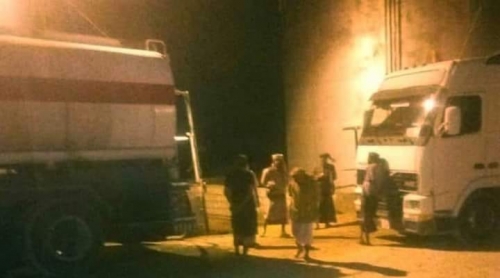 قوات الشرعية محور عتق تقيم نقطة تقطع للشاحنات القادمة والمغادرة إلى مأرب 