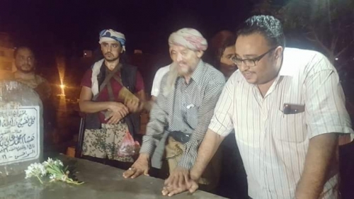 المرقشي يزور قبر شهيد الكلمة الحرة "هشام باشراحيل" ويدعو إلى وحدة الصف لفك الارتباط عن صنعاء 