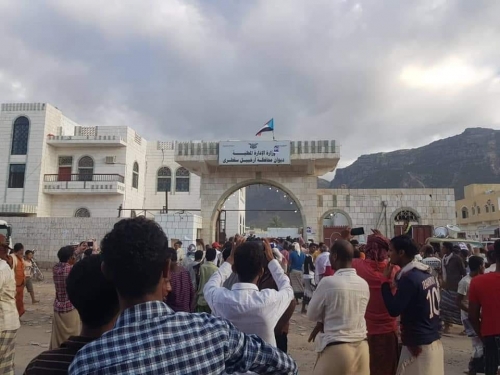 مواطنو #سقطرى يقتحمون مبنى المحافظة ويرفعون علم الجنوب ويهتفون ضد محروس