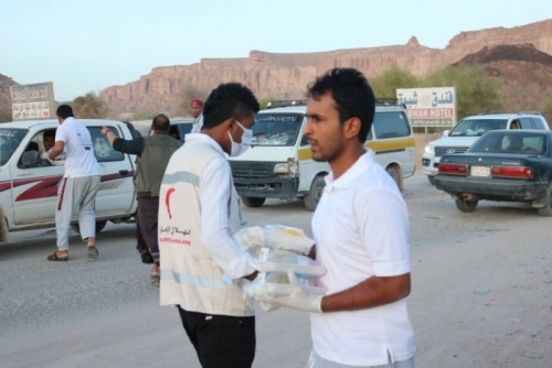 أهالي عتق يتلقون 8400 وجبة إفطار من هلال الإمارات 