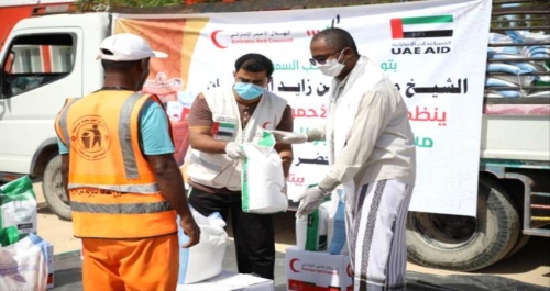 الهلال الإماراتي يوزع 1000 سلة غذائية لعمال النظافة بمحافظة #حضرموت