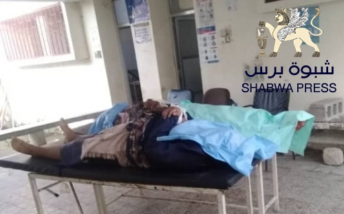 وصول جثتي قتيلين من عساكر اليمن الى مستشفى الحفد برفقة جريح