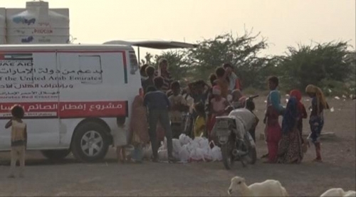 الهلال الإماراتي يواصل توزيع وجبات الإفطار الجاهزة على النازحين في خوخة الحديدة