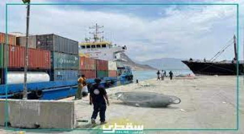 رسو باخرة اماراتية محملة بالمشتقات النفطية بميناء سقطرى