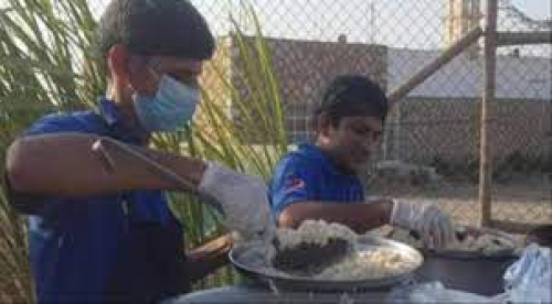 خليفة الانسانية توزع وجبات إفطار يومياً على الصائمين بسقطرى