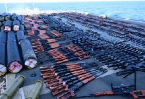الجيش الأمريكي يصادر شحنة أسلحة ضخمة في بحر العرب والتحالف يقول انها متجهة للحوثيين 
