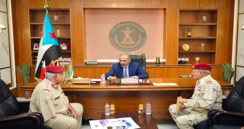 الرئيس الزُبيدي يلتقي قيادتي الكلية العسكرية ومعهد تأهيل القادة والأركان