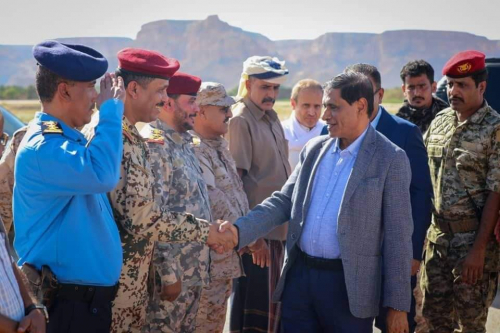 البحسني بايزرها من الشرق والكعلولي قد زرزرها من الغرب