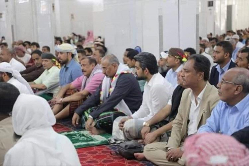 الرئيس الزُبيدي يؤدي صلاة الجمعة بمسجد عمر بالمكلا
