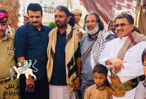 أفراد العسكرية الأولى يجوبون الأسواق بالزي الحضرمي يرفعون علم دولة حضرموت المستقلة 