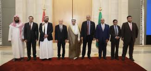 العليمي يستفرد بقرارات المجلس الرئاسي متجاوزا أعضاء المجلس