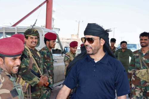 العميد باعوم يتفقد مواقع عسكرية وأمنية في عتق ويشيد بجهود قوات دفاع شبوة