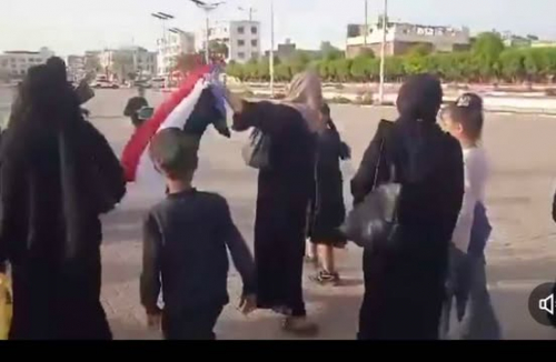 بنات البيارة النازحات يطردن مناضلة جنوبية من ساحة العروض