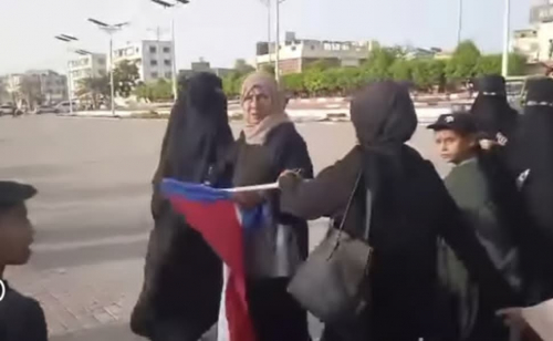 نازحات على أرض الجنوب يطردن جنوبية تحمل علم الجنوب