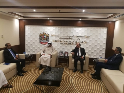 وزير التخطيط والتعاون اليمني يلتقي بوزير الموارد البشرية لدولة الامارات العربية المتحدة 