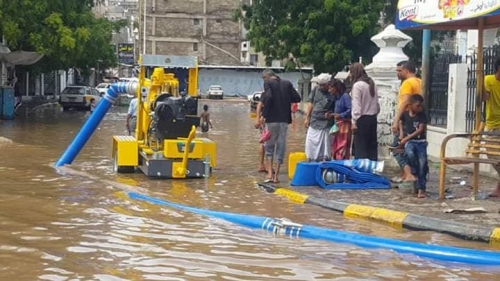 بسبب ملصق شعار "المجلس الانتقالي" مدير عام خور مكسر وحراسه يعتدون بالضرب على عامل الصرف الصحي