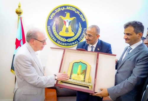 رئيس المجلس الإنتقالي #الزبيدي يستقبل وفد أمريكي برئاسة السفير "فايرستاين" 