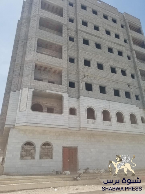 عناصر قناصة من لواء 21 إصلاح والقوات المشتركة تقتحم عمائر سكنية في عتق 