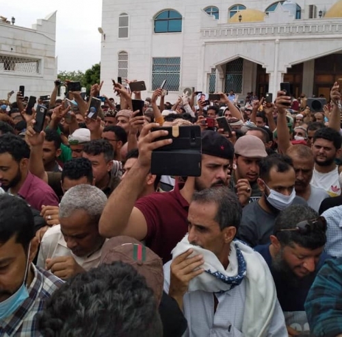في موكب مُهيب.. العاصمة عدن تُشيّع الشهيد نبيل القعيطي إلى مثواه الأخير 