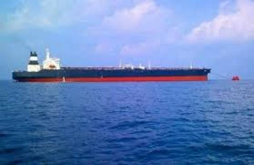 حضرموت تنزف .. وباخرة النفط العملاقة تحمّل نفط الحضارم 