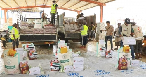 هلال الإمارات يغيث صيادي الخوخه المفرج عنه من اريتريا