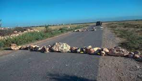 متقطعون ينهبون ما بحوزة المواطن السيد الجفري في دثينة بابين