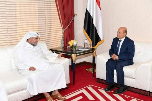 العليمي يلتقي برئيس جمعية قطرية مدرجة على قوائم الإرهاب  