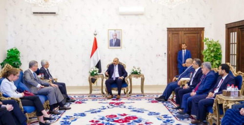 الرئيس الزُبيدي يستقبل وفداً رفيع المستوى من البنك الدولي