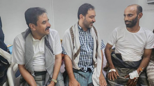 قائد مقاومة شبوة الشيخ الجفري يقوم بزيارة الجريح العقيد السليماني