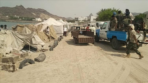 إزالة عفن النازحين اليمنيين من أجمل شواطئ عدن الصغرى