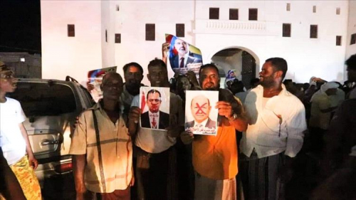 أبناء الشحر ينظمون وقفة احتجاجية رفضا لزيارة العليمي لحضرموت