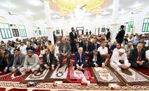 خوفا من جماهير حضرموت.. العليمي وبن دغر يستأجران إماما سلفيا ليصلي بهما صلاة العيد