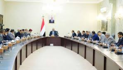 الرئيس الزُبيدي يرأس اجتماعاً استثنائياً بالحكومة في عدن