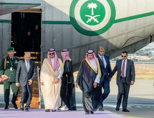 صحيفة بريطانية: سعي السعودية إلى إنهاء الحرب يمهد للقاء بين العليمي والمشاط
