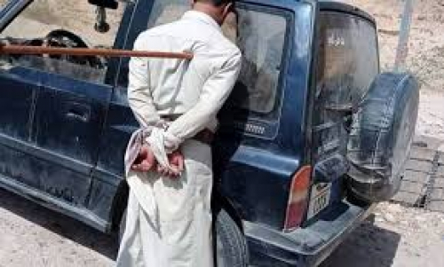 نازح يمني ومعه امرأتان يسرقون سيارة مواطن.. ودفاع شبوة لهم بالمرصاد