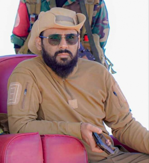 قائد عسكري بشبوة يصرف مكرمة مالية لأسر شهداء اللواء 4 دفاع شبوة ولمواطنين 