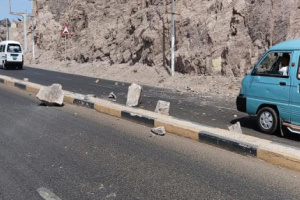 انهيار صخري مفاجئ في طريق عقبة عدن - المعلا