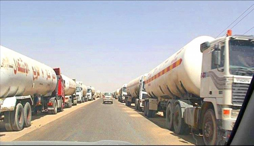 احتجاج قبلي يشل حركة النقل في صافر.. بسبب سجين!