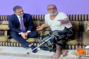 لملس يزور الفنان المسرحي "قاسم عمر" ويُوجه بتحمل تكاليف علاجه