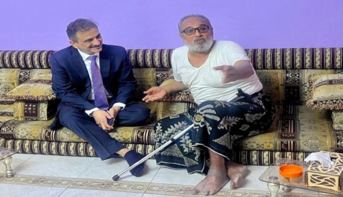 لملس يزور الفنان المسرحي "قاسم عمر" ويُوجه بتحمل تكاليف علاجه