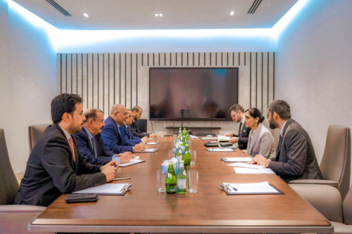 الرئيس الزُبيدي يبحث مع سفيرة بريطانيا ومسؤولي البنك الدولي آخر المستجدات السياسية وأزمة الكهرباء