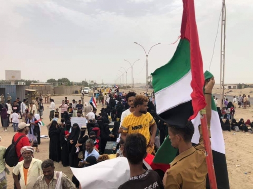 جنوبيون ينظمون وقفة تضامنية مع دولة الإمارات بعدن